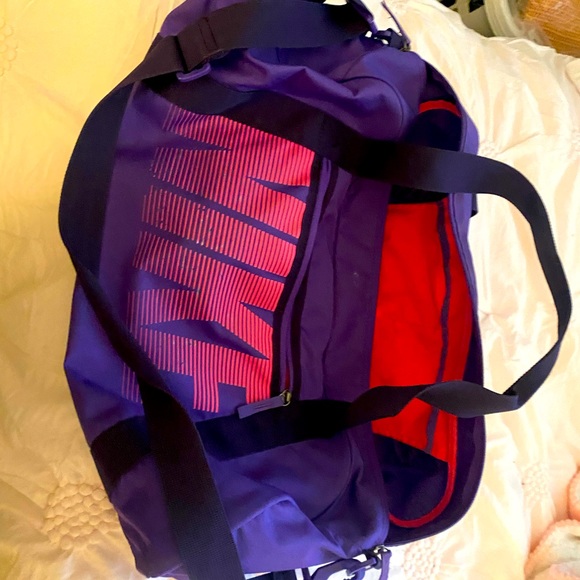 Nike Handbags - Nike Gym bag/ weekender bag